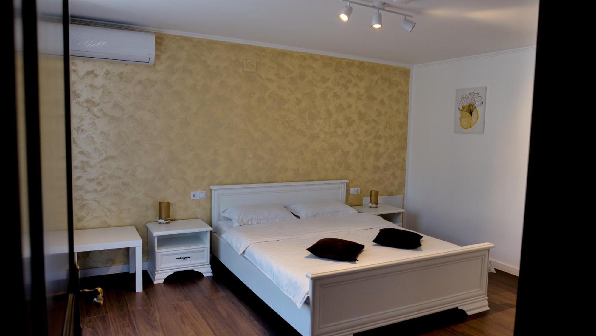 Casa Ambientt Hotel Curtea De Arges Exterior photo